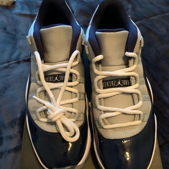 Air Jordan 11 Georgetown - Picture 2 of 8